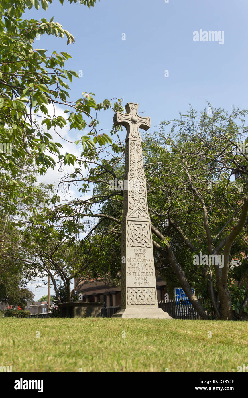 Eine reich verzierte Steinkreuz Kriegerdenkmal zum ersten Weltkrieg verstorbenen der St. Georgskirche, auf St. Georg-Straße in Bolton. Stockfoto