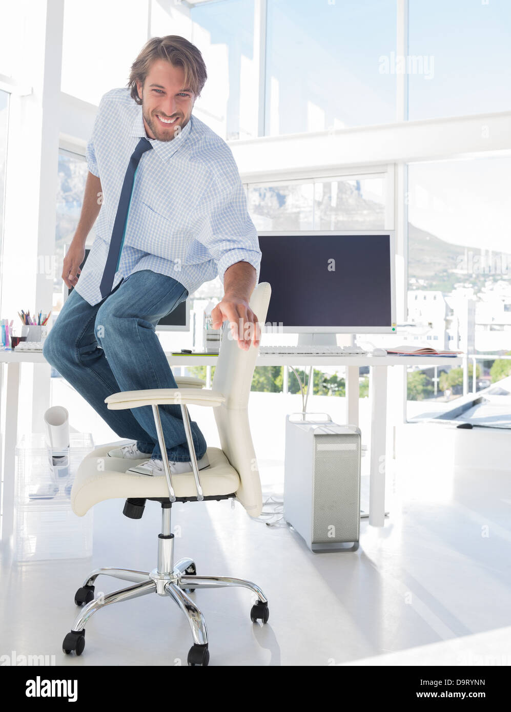 Mann seinem Bürostuhl Surfen Stockfoto