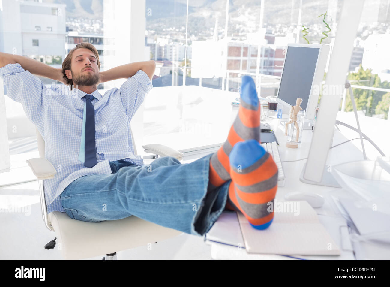 Entspannung am Schreibtisch ohne Schuhe Designer Stockfoto