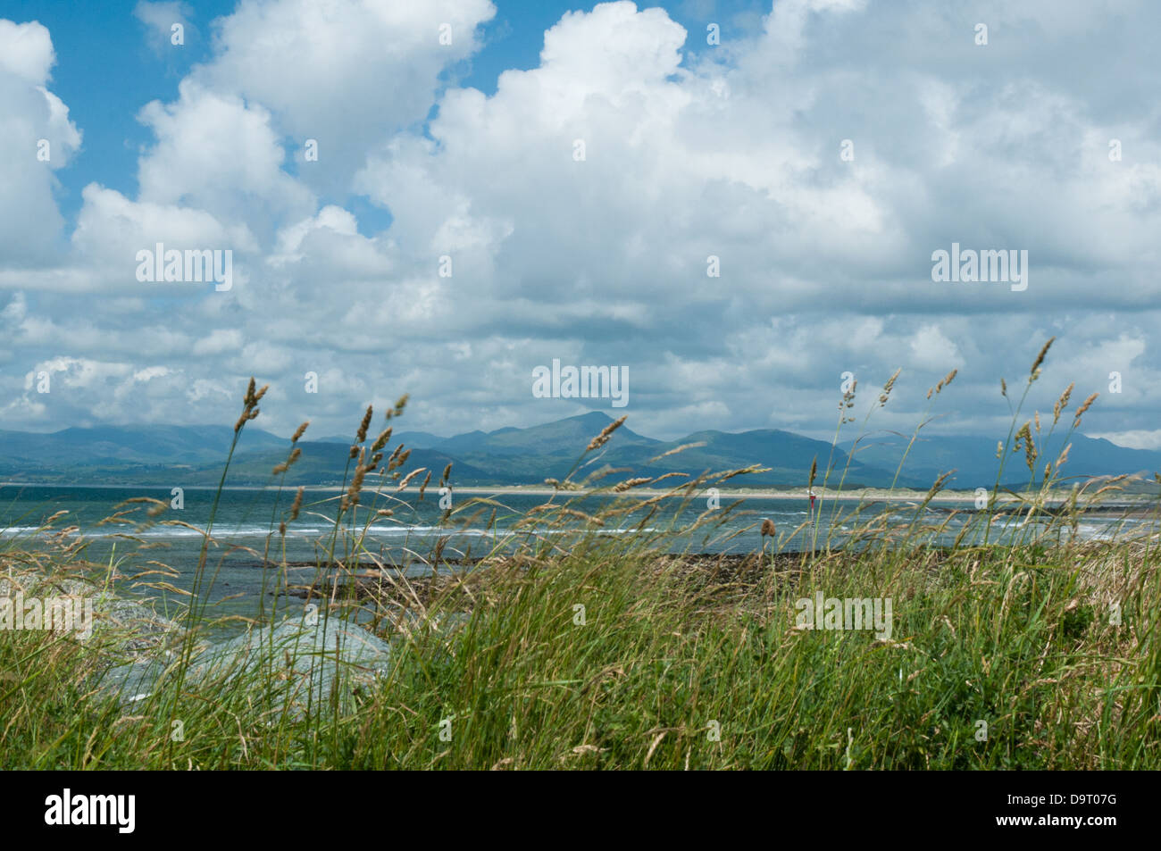 Die Ansicht von Shell Island mit Blick auf die wichtigsten Snowdonia-Reihe von Bergen, mit Moel Hebog Zentrale in dieser Ansicht. Stockfoto