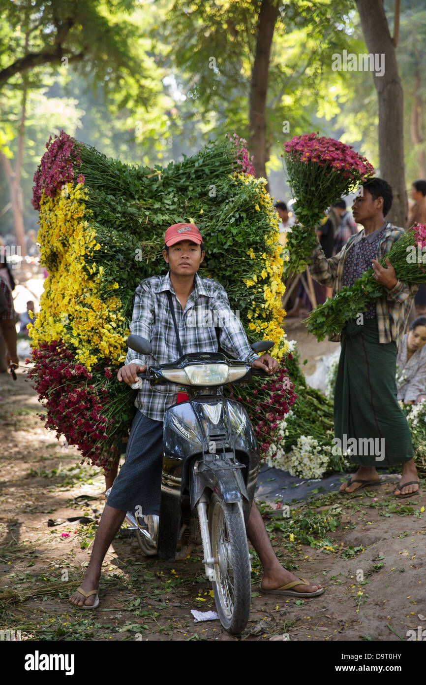 der Blumenmarkt am Straßenrand in der Nähe von Mandalay, Myanmar (Burma) Stockfoto