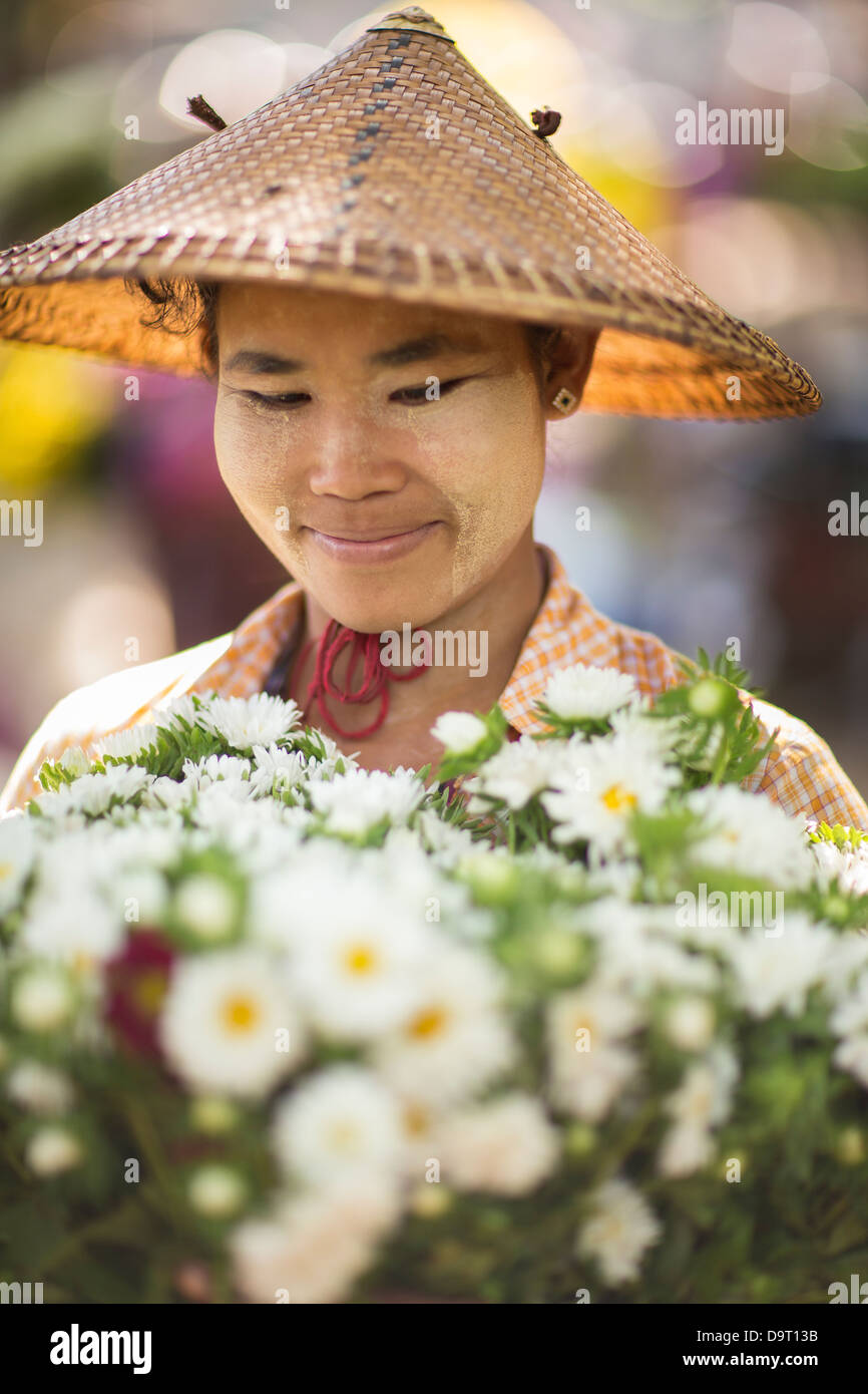der Blumenmarkt am Straßenrand in der Nähe von Mandalay, Myanmar (Burma) Stockfoto