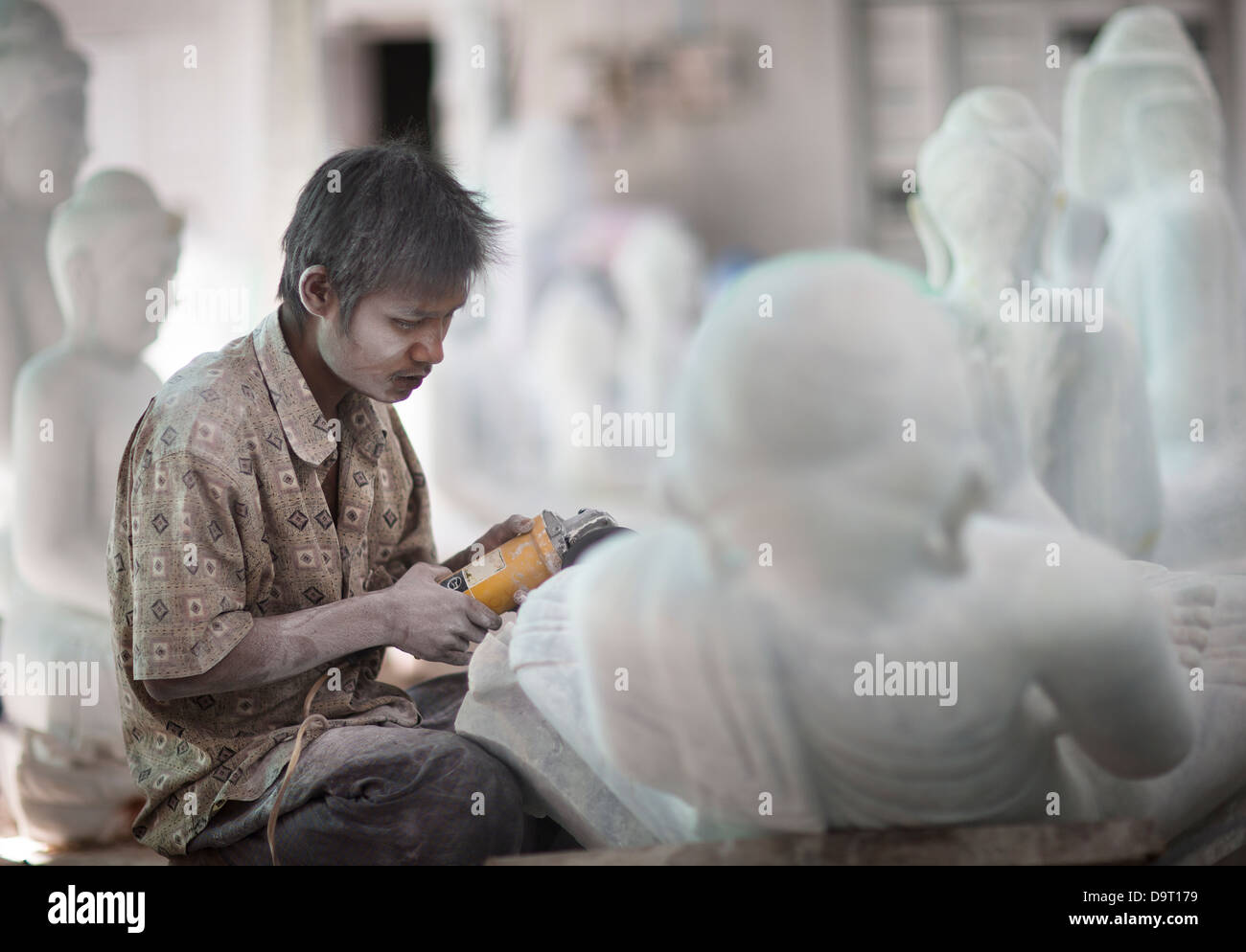 ein Steinmetz arbeiten auf Marmor Buddhas, Mandalay, Myanmar (Burma) Stockfoto