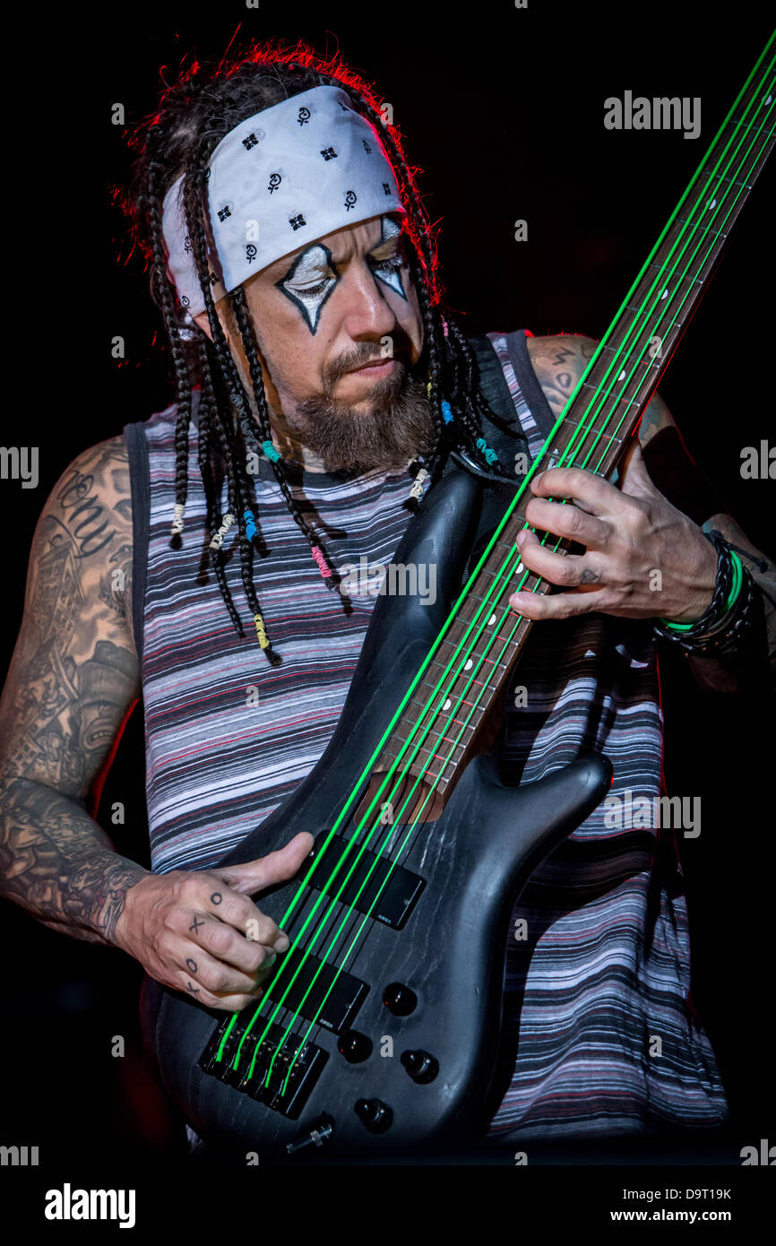 Mailand Italien. 24. Juni 2013. Führt die US-amerikanische Nu-Metal-Band KORN live am Ippodromo del Galoppo während "City Sound Festival 2013" Stockfoto Mailand Italien. 24. Juni 2013. Führt die US-amerikanische Nu-Metal-Band KORN live am Ippodromo del Galoppo während "City Sound Festival 2013" Stockfoto
