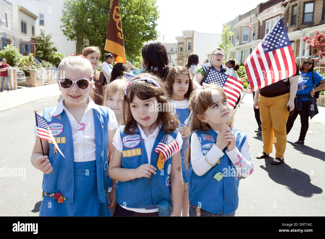 Daisy Girl Scouts warten im The Kings County Memorial Day Parade in der Bay Ridge Abschnitt von Brooklyn, NY, März 27. Mai 2013. Stockfoto