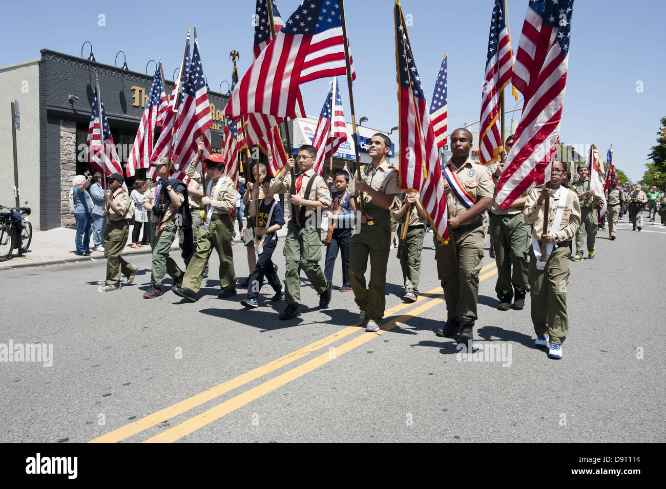 Pfadfinder Color Guard marschiert in The Kings County Memorial Day Parade in der Bay Ridge Abschnitt von Brooklyn, NY, 27. Mai 2013. Stockfoto