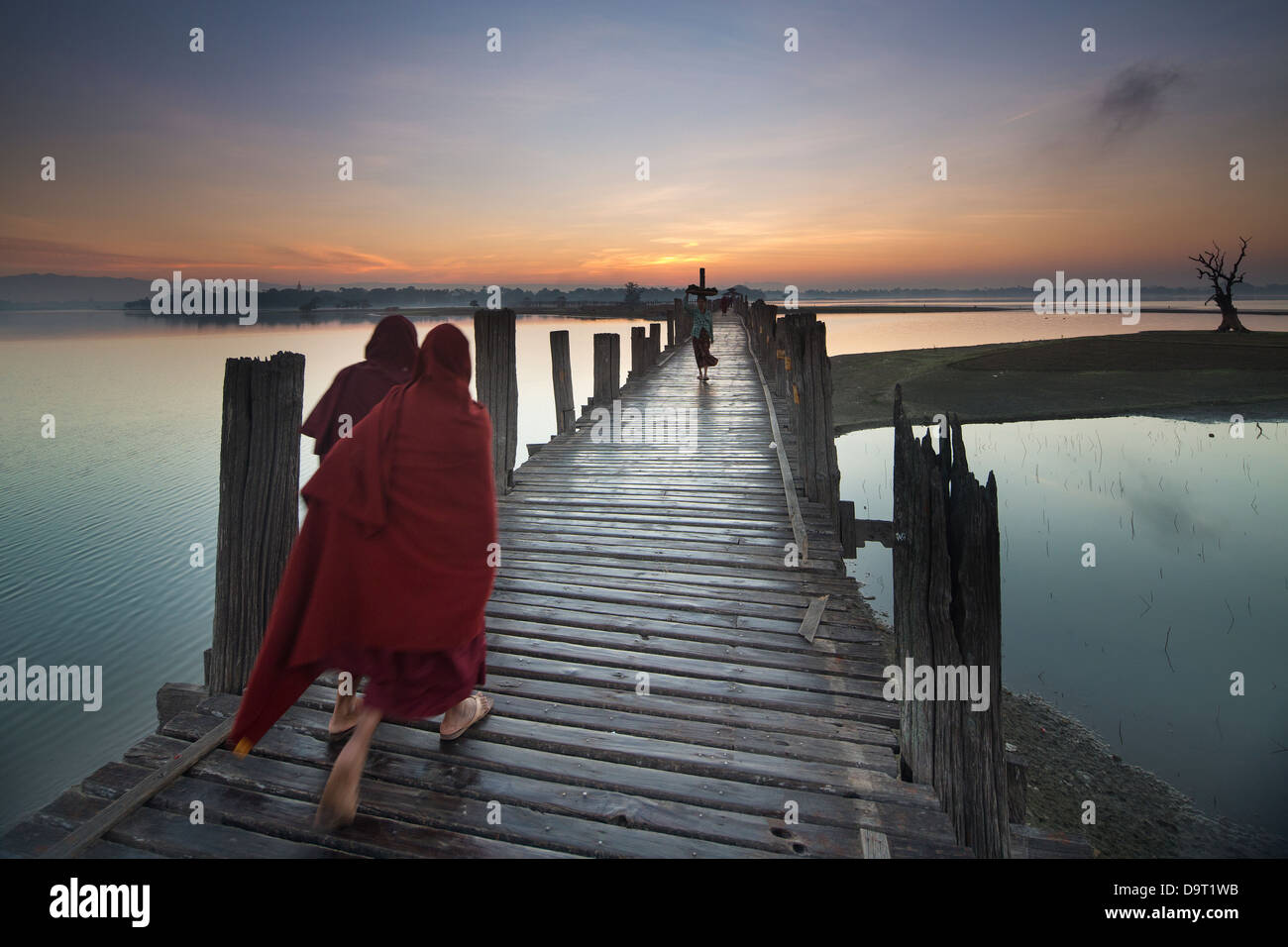 Mönche U Bein Brücke im Morgengrauen, nr Mandalay, Myanmar (Burma) Stockfoto