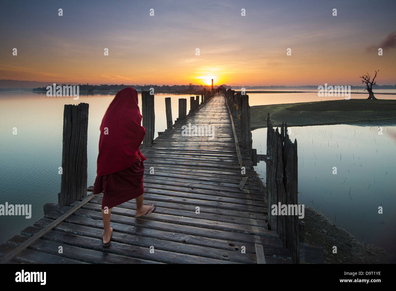 Mönch U Bein Brücke im Morgengrauen, nr Mandalay, Myanmar (Burma) Stockfoto