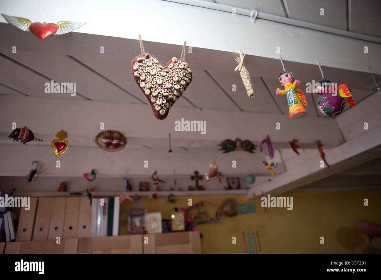 Handgemachte Volkshandwerk hängen von der Decke. Stockfoto