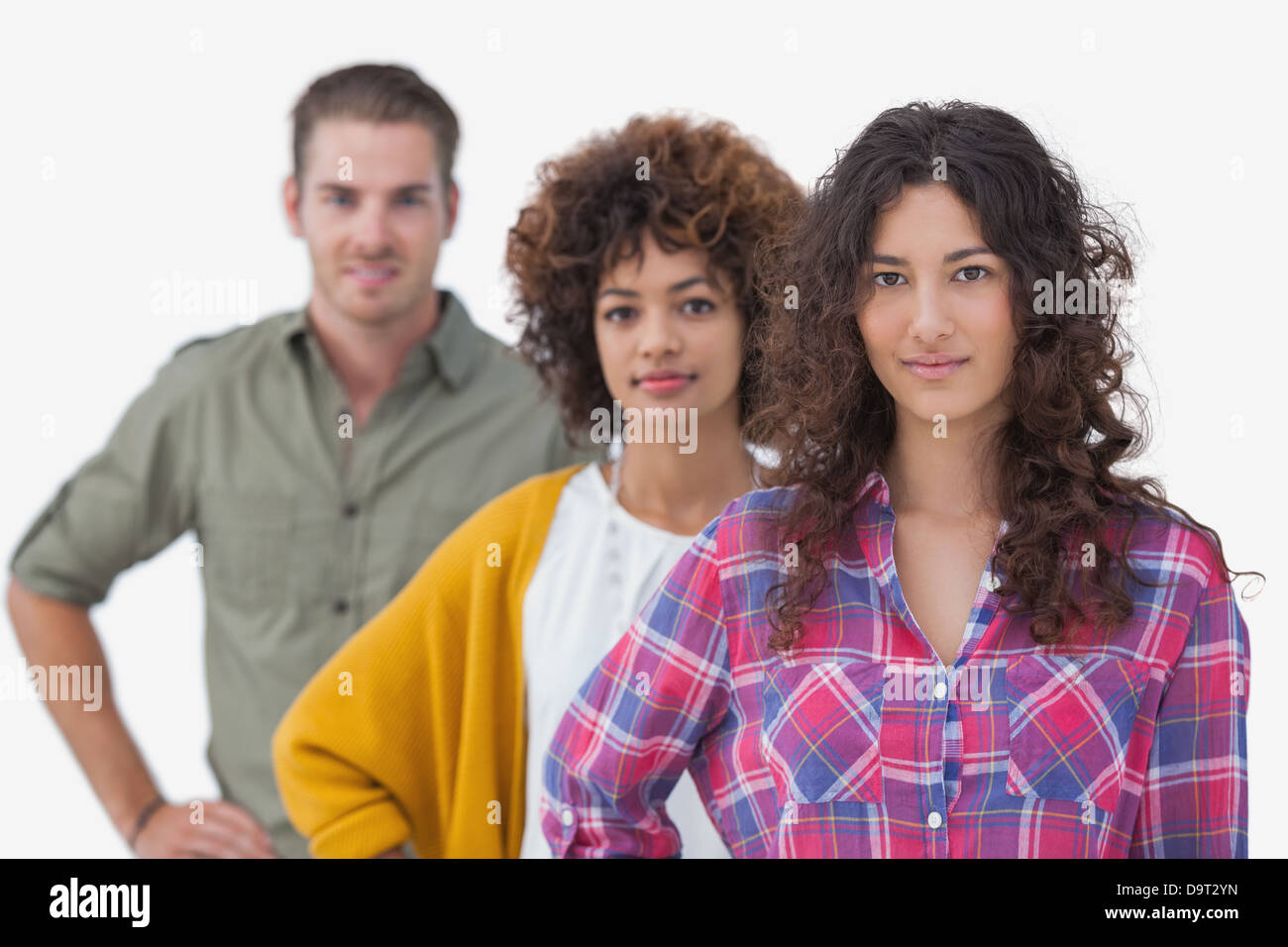 Drei stilvolle Freunde stehen in einer Linie Stockfoto