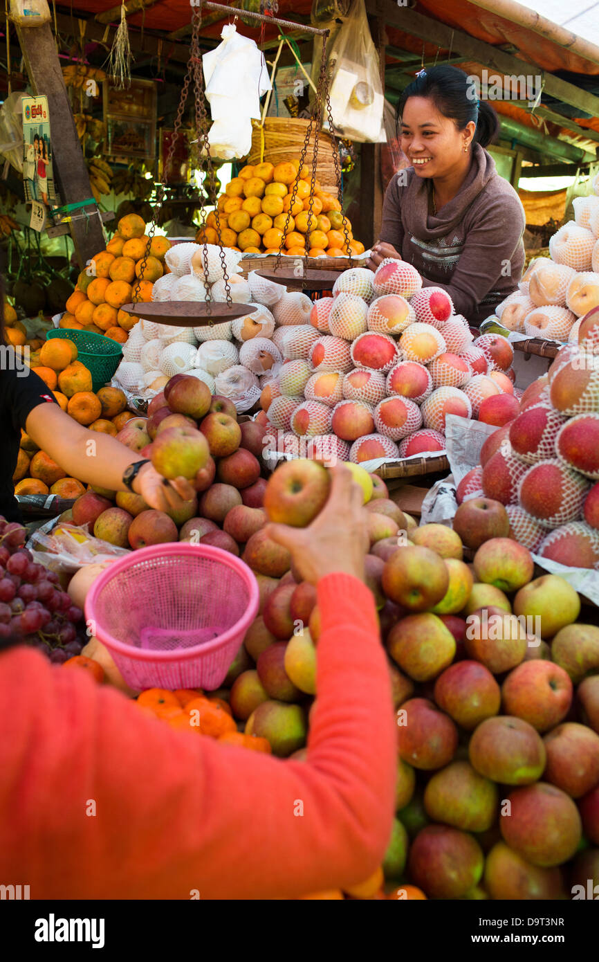 eine Frau mit Obst auf dem Markt von Pyin Oo Lwin, Shan-Hochland, Myanmar (Burma) Stockfoto