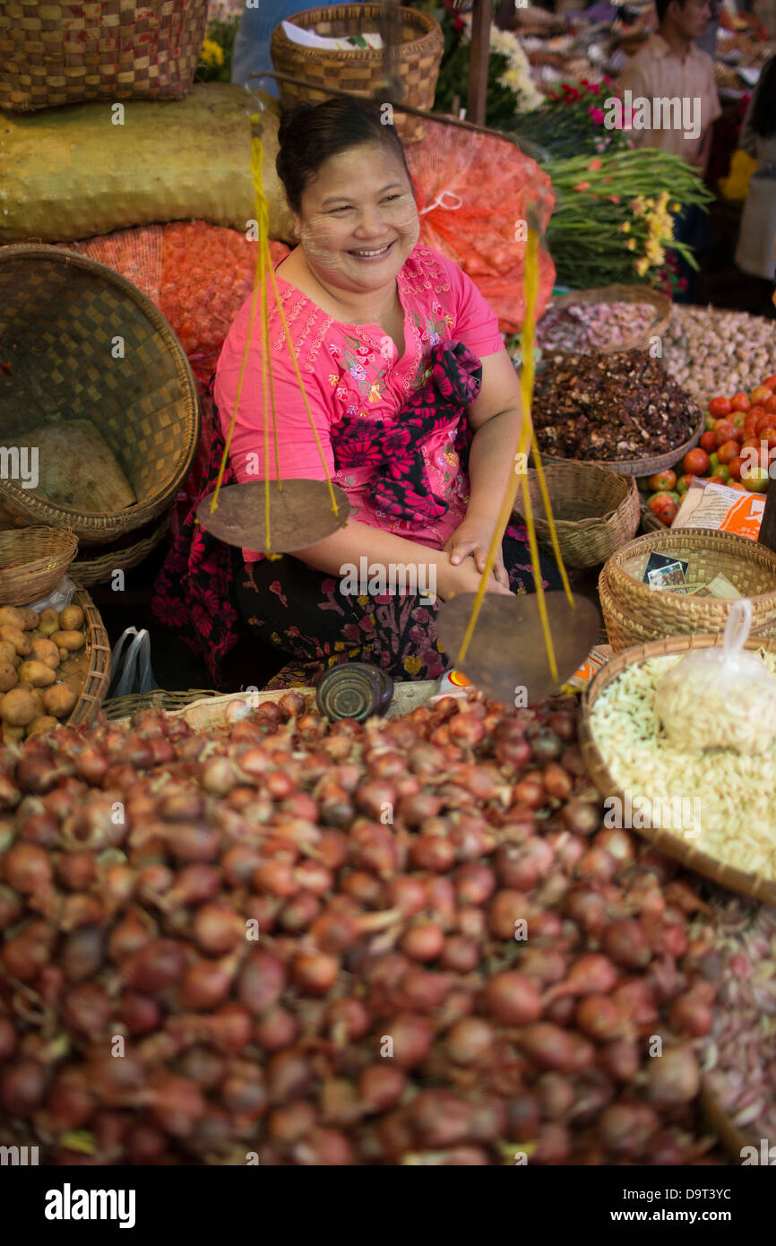 eine Frau, die Zwiebeln auf dem Markt von Pyin Oo Lwin, Shan-Hochland, Myanmar (Burma) zu verkaufen Stockfoto
