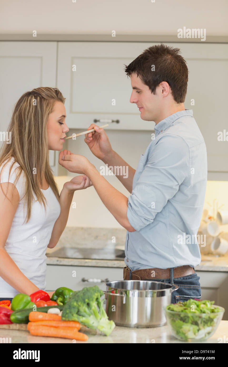 Frau Geschmack Essen Stockfoto