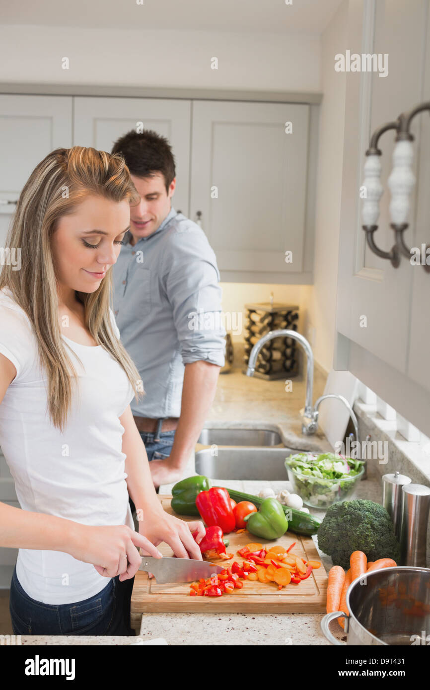 Frau, genießen, Kochen mit Mann beobachtet Stockfoto