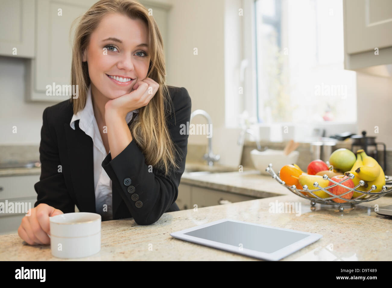 Frau am Morgen ein heißes Getränk Stockfoto