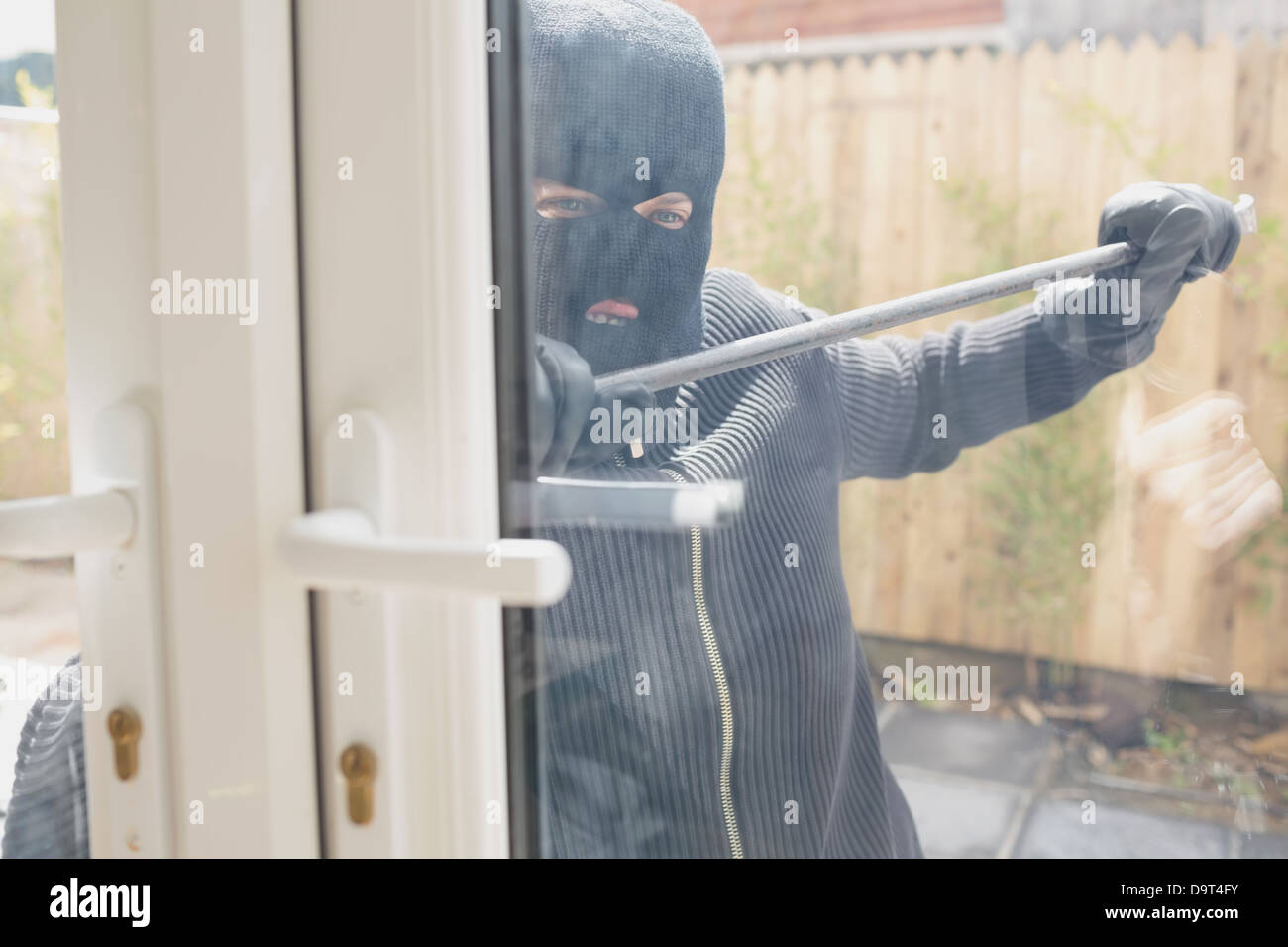 Einbrecher mit einem Brecheisen die Tür zu öffnen Stockfoto