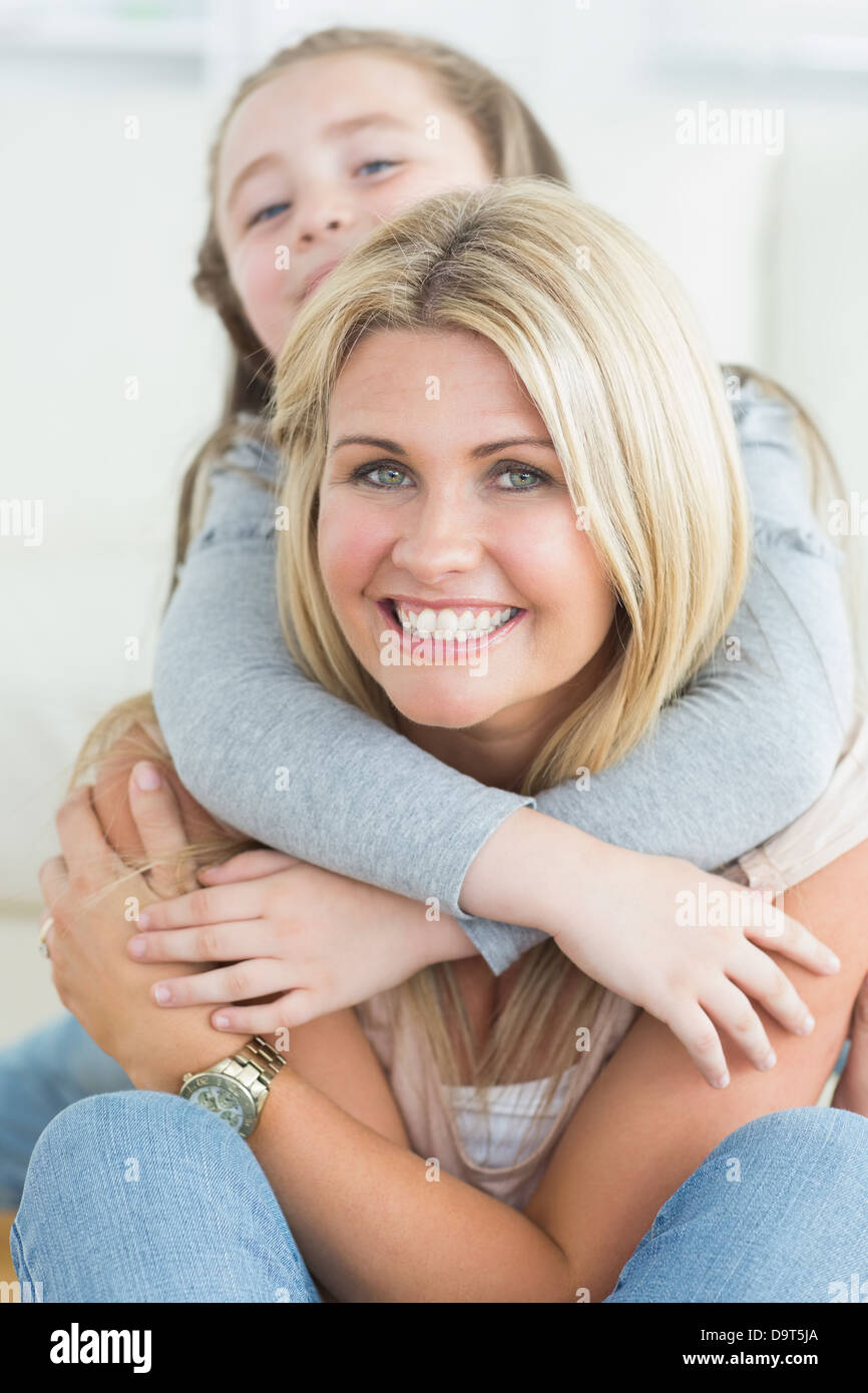 Tochter umarmt Mutter Stockfoto