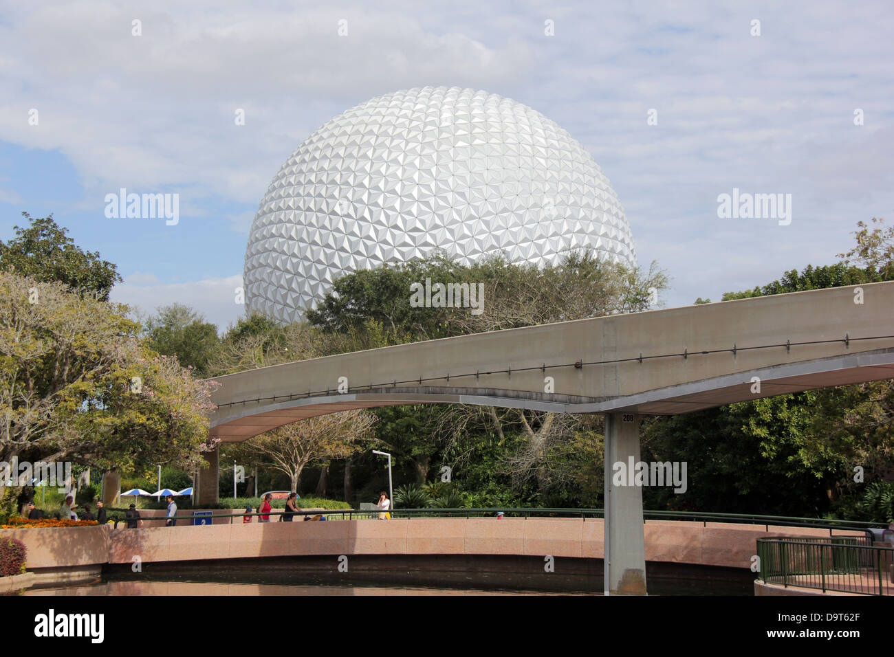 Epcot Center Sphäre mit der Monorail vor. Stockfoto