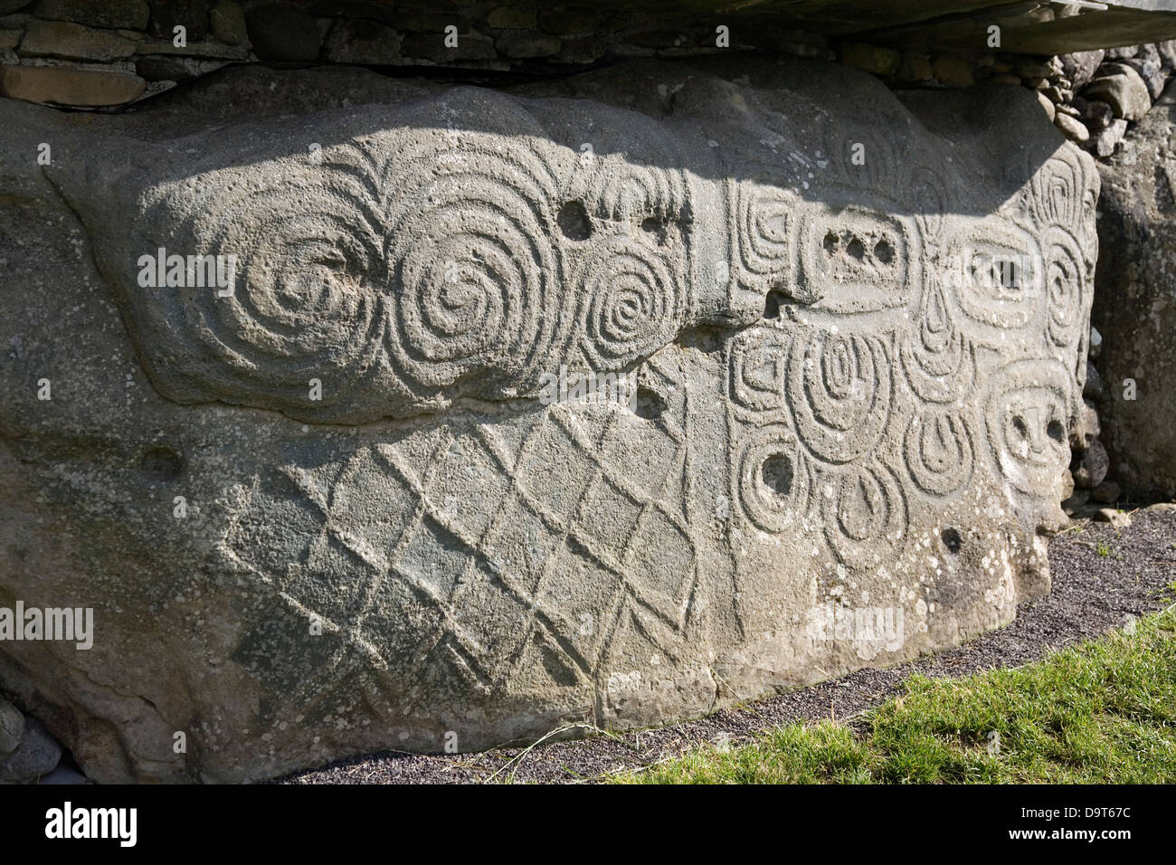 Stein mit megalithischen Kunst. Newgrange Durchgang Grab. Brú Na Bóinne. County Meath, Irland, Europa Stockfoto