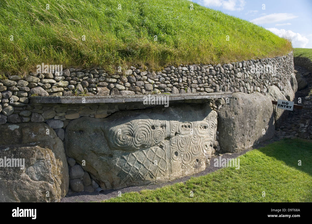 Stein mit megalithischen Kunst. Newgrange Durchgang Grab. Brú Na Bóinne. County Meath, Irland, Europa Stockfoto