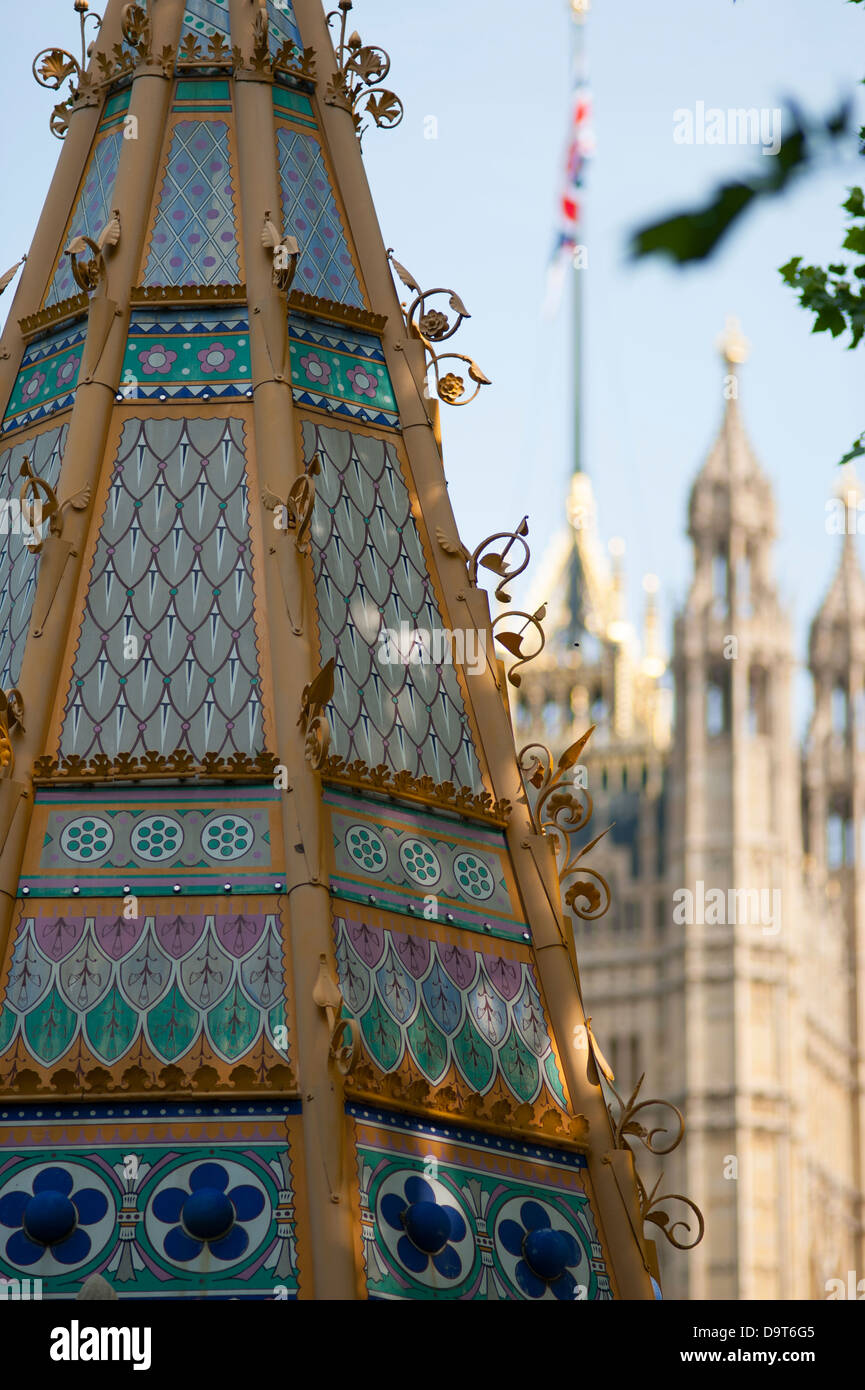 Viktorianische Architektur der Buxton Memorial Fountain in Victoria Tower Gardens neben den Houses of Parliament in London Stockfoto