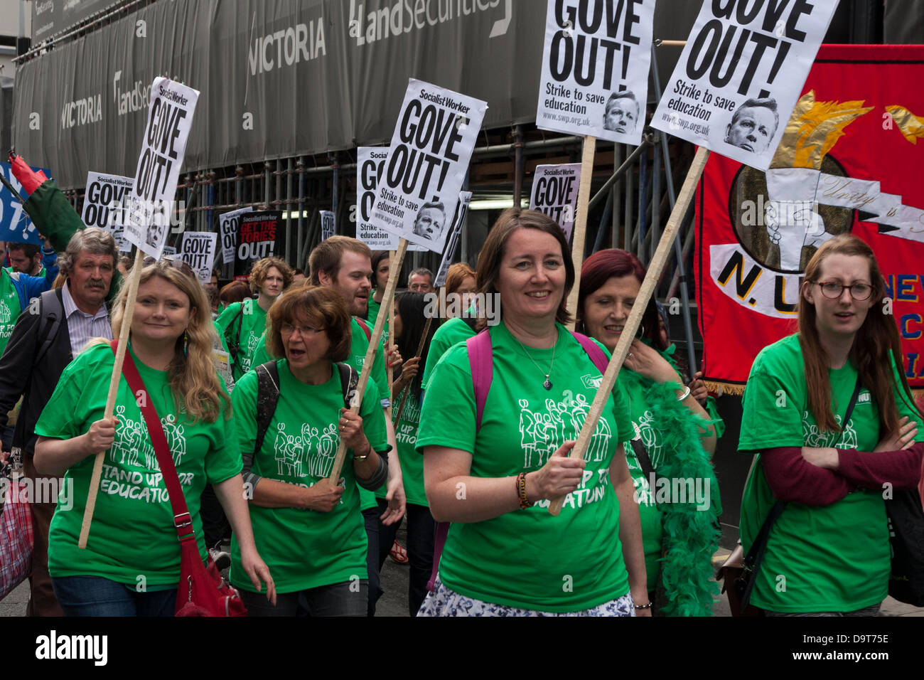 25. Juni 2013, London.  Demonstrant Nachfrage Gove Ausgang als Lehrer März in London gegen die Ausbildung Sekretärin vorgeschlagenen Reformen. Stockfoto