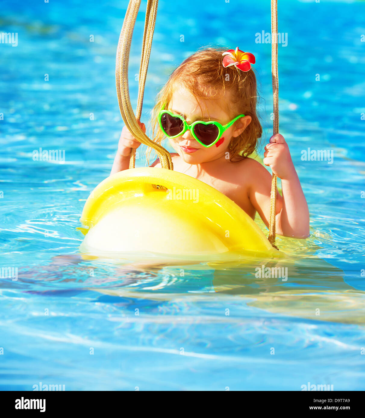 Closeup Portrait von niedlichen Babymädchen schwingen auf Wasser-Attraktionen im Aquapark, Luxus Unterhaltung auf Sommerfrische Stockfoto