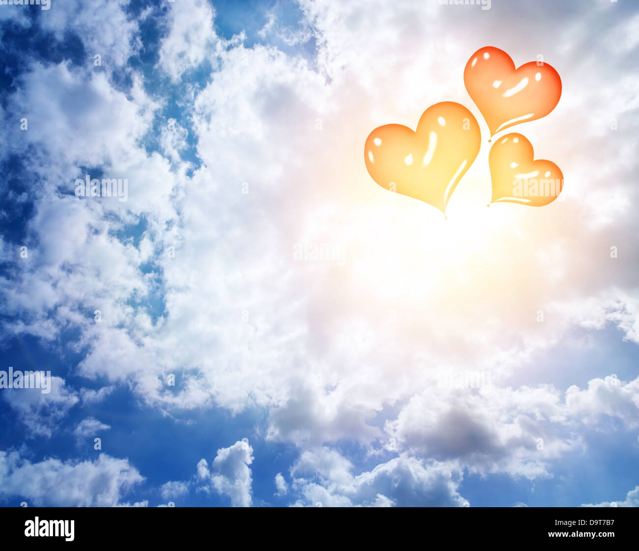 Rote, herzförmige Luftballons in blauen Wolkenhimmel, abstrakte romantischen Hintergrund, Hochzeitsreise, Liebe Konzept Stockfoto