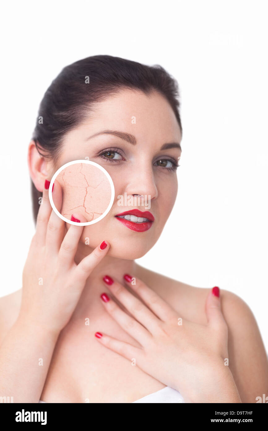 Attraktive Frau, reiben ihre Haut mit Nahaufnahme ihre Falten Stockfoto