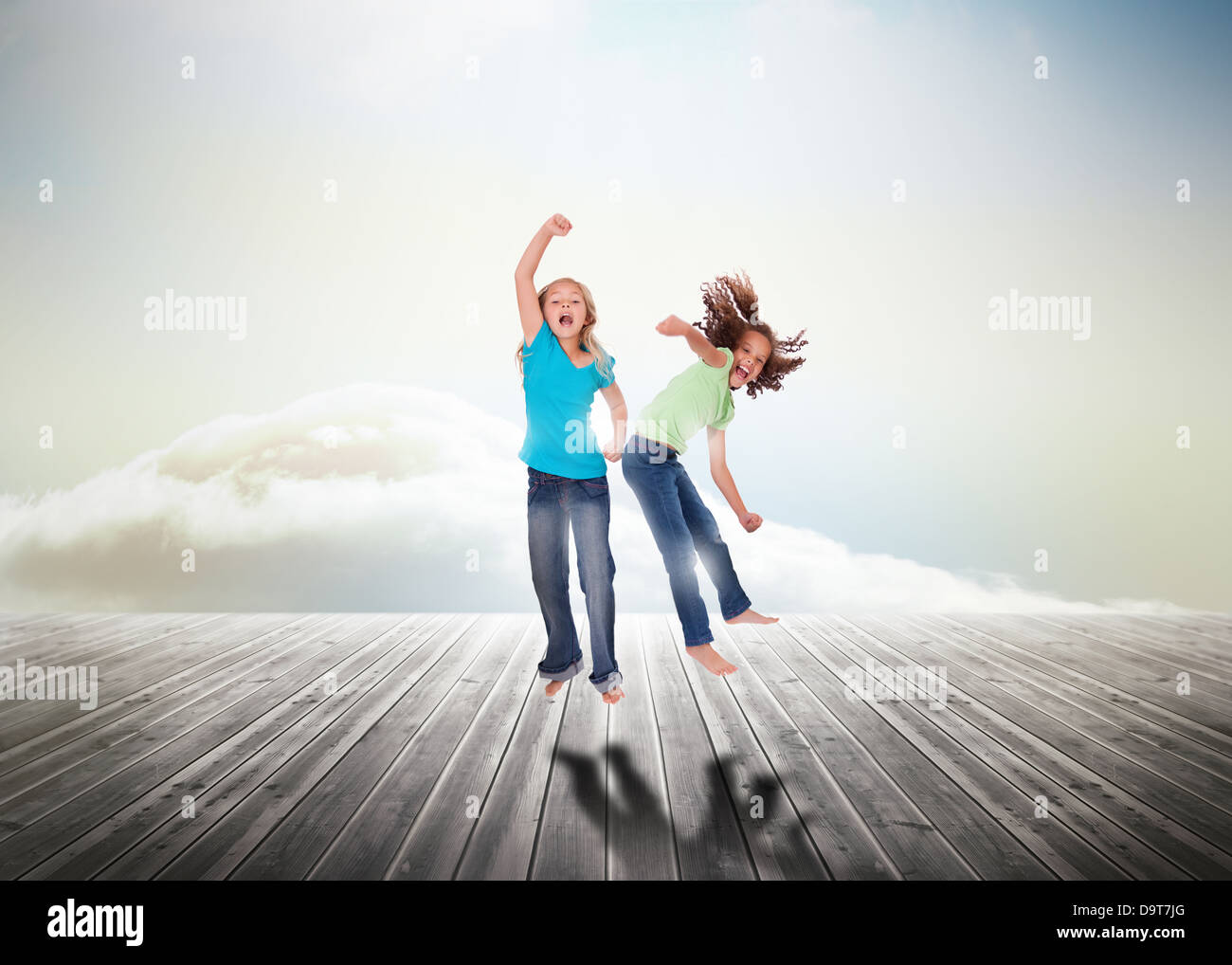 Schwestern Spaß springen über Holzdeckeln Stockfoto