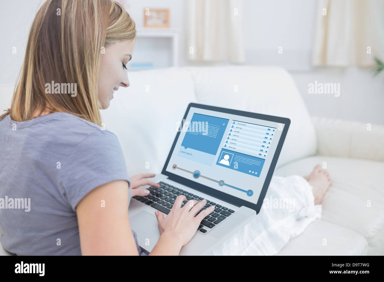 Frau sitzt auf der Couch und Kontrolle von social Media Profil Stockfoto