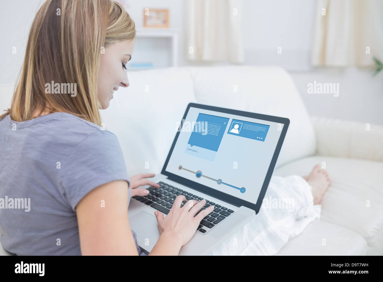 Frau sitzt auf dem Sofa und Überprüfung ihrer social-Media-Profil Stockfoto