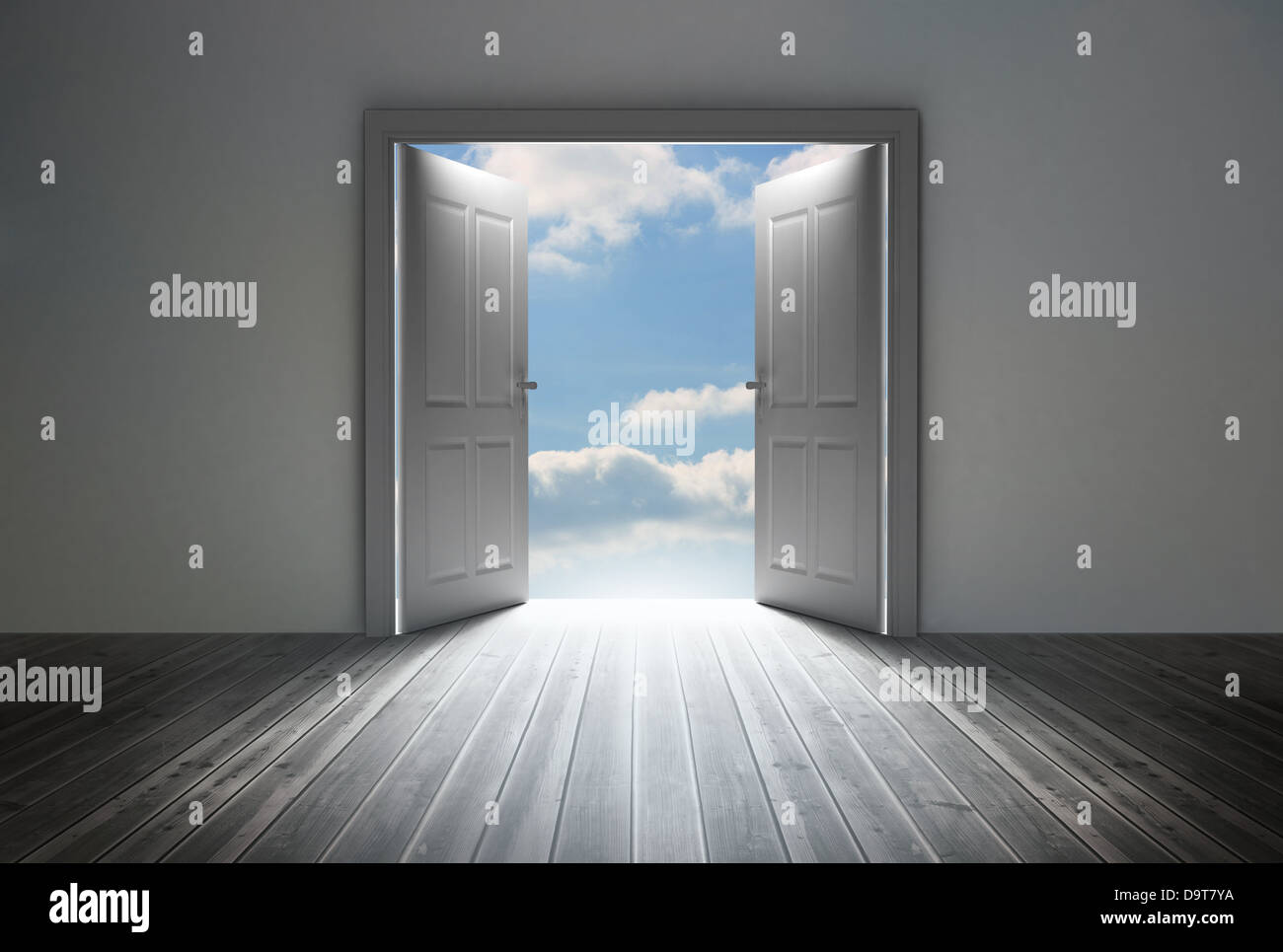 Tür offenbart strahlend blauen Himmel Stockfoto