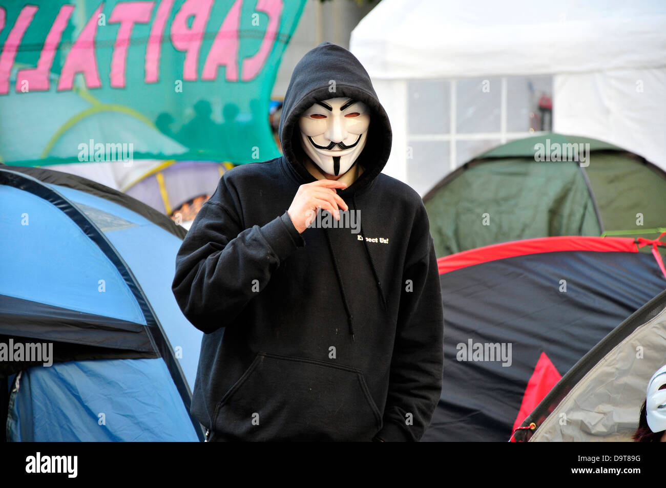 Ein Demonstrant mit einer anonymen Maske, St. Pauls Kirche Hof, City of London, UK Stockfoto