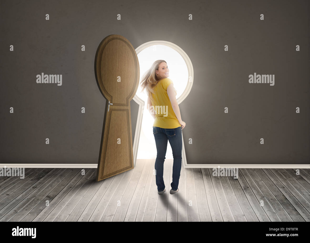 Frau zu Fuß in Richtung Schlüsselloch geformte Tür mit Licht Stockfoto