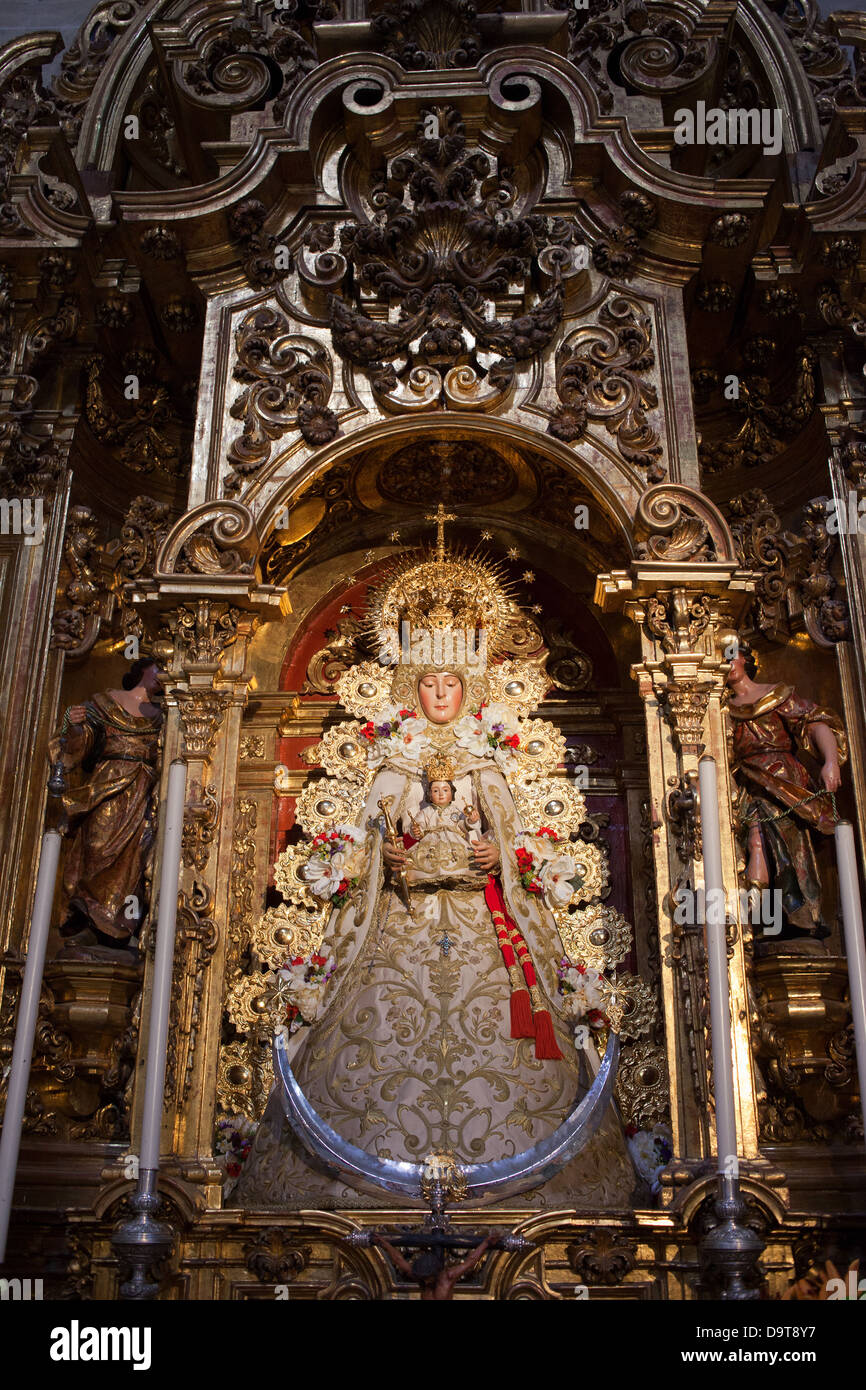 Virgen del Rocio reedos in der Kirche des Göttlichen Erlösers (Iglesia del Divino Salvador) in Sevilla, Spanien. Stockfoto