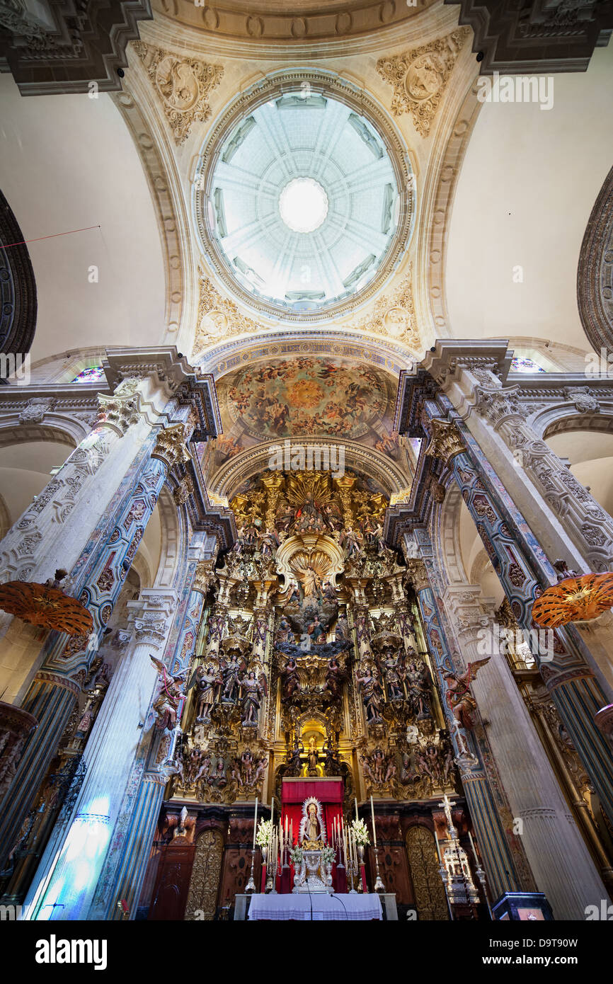 Hochaltar und Kuppel im Inneren der Kirche des Göttlichen Erlösers - Iglesia Colegial del Salvador in Sevilla, Spanien. Meisterwerk barocker Altar aus dem Jahr 177 Stockfoto