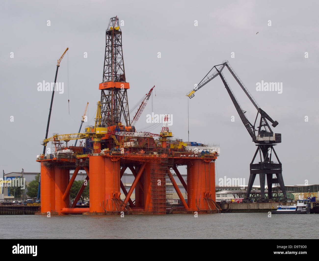 Bohrplattform gebaut oder repariert in den Hafen von Rotterdam, die Niederlande Stockfoto