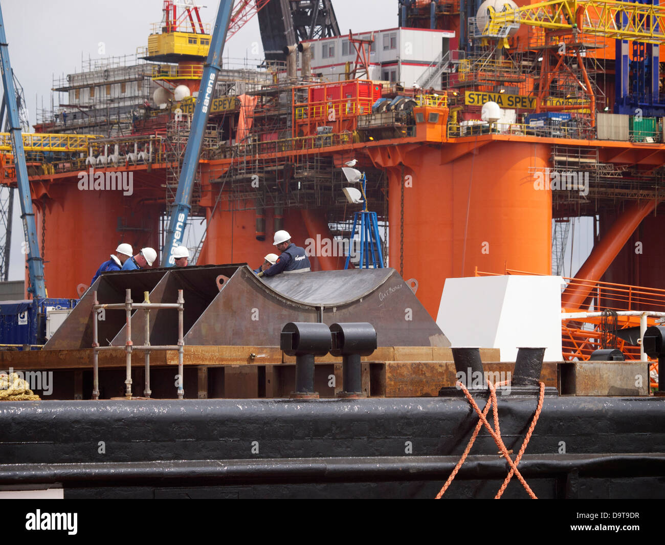 Gruppe von Männern aus Keppel Verolme Inspektion Arbeit auf Bohrinseln Plattform Teile in den Hafen von Rotterdam, die Niederlande Stockfoto