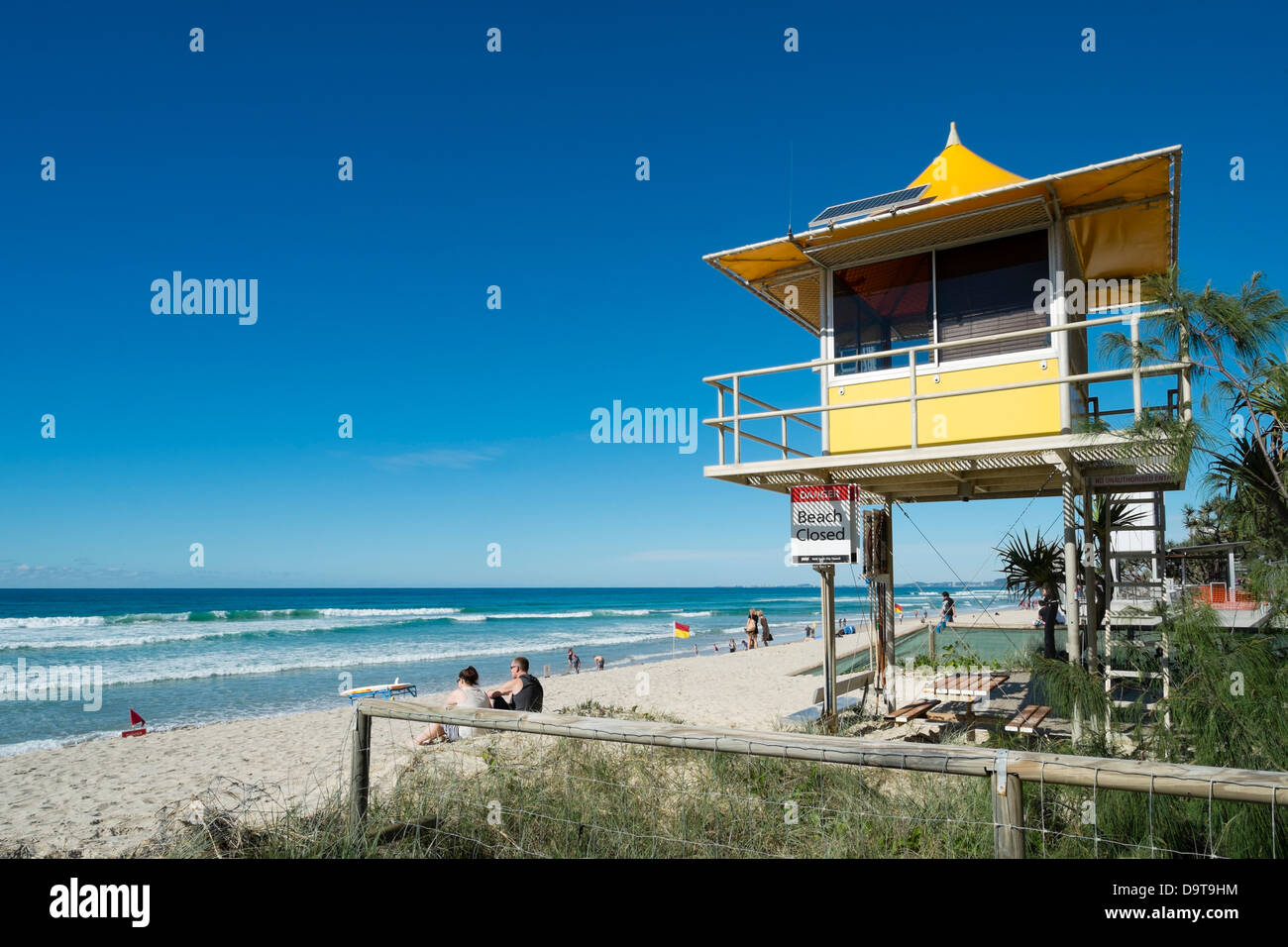 Rettungsschwimmer-Hütte am Strand von Surfers Paradise Küstenstadt an der Gold Coast in Queensland-Australien Stockfoto