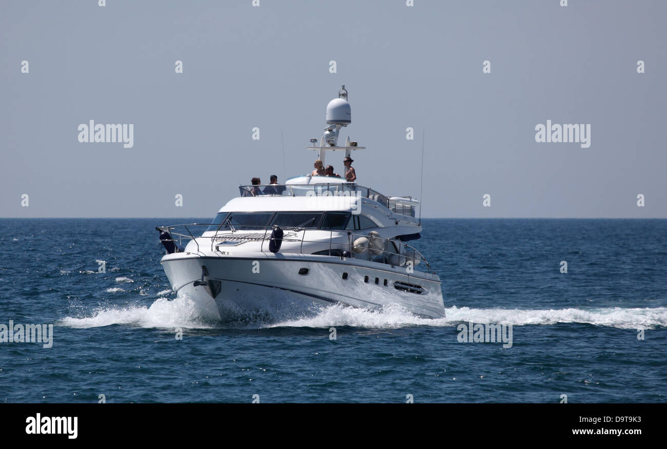 Junge Leute, die Spaß mit einer Luxus-Motoryacht Stockfoto