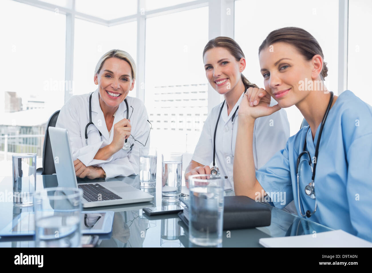 Drei lachende Ärztinnen Stockfoto