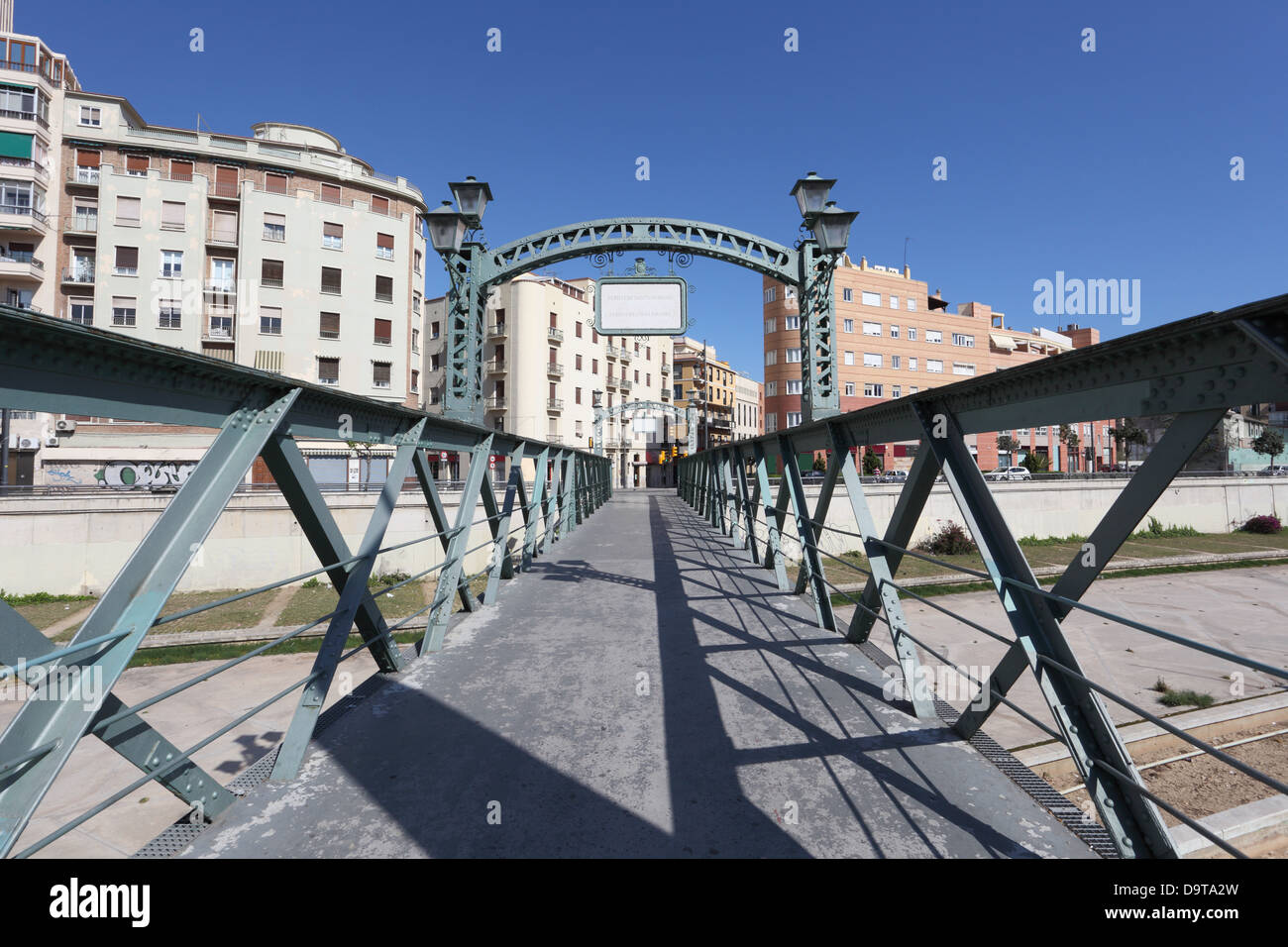 Brücke über den Fluss Guadalmedina in Malaga, Spanien Stockfoto