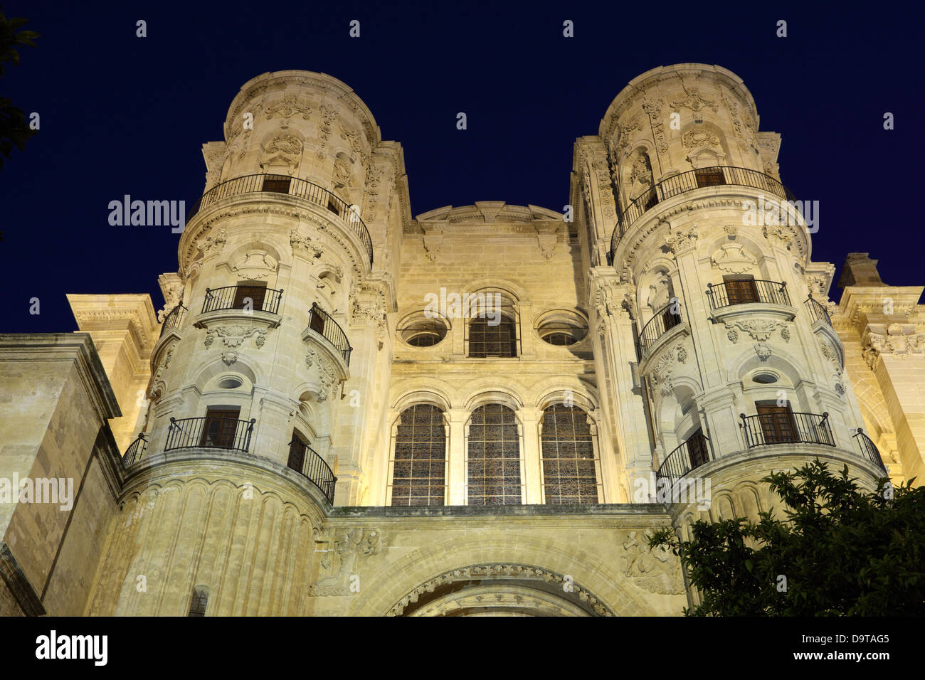 Kathedrale von Malaga, die nachts beleuchtet. Andalusien Spanien Stockfoto
