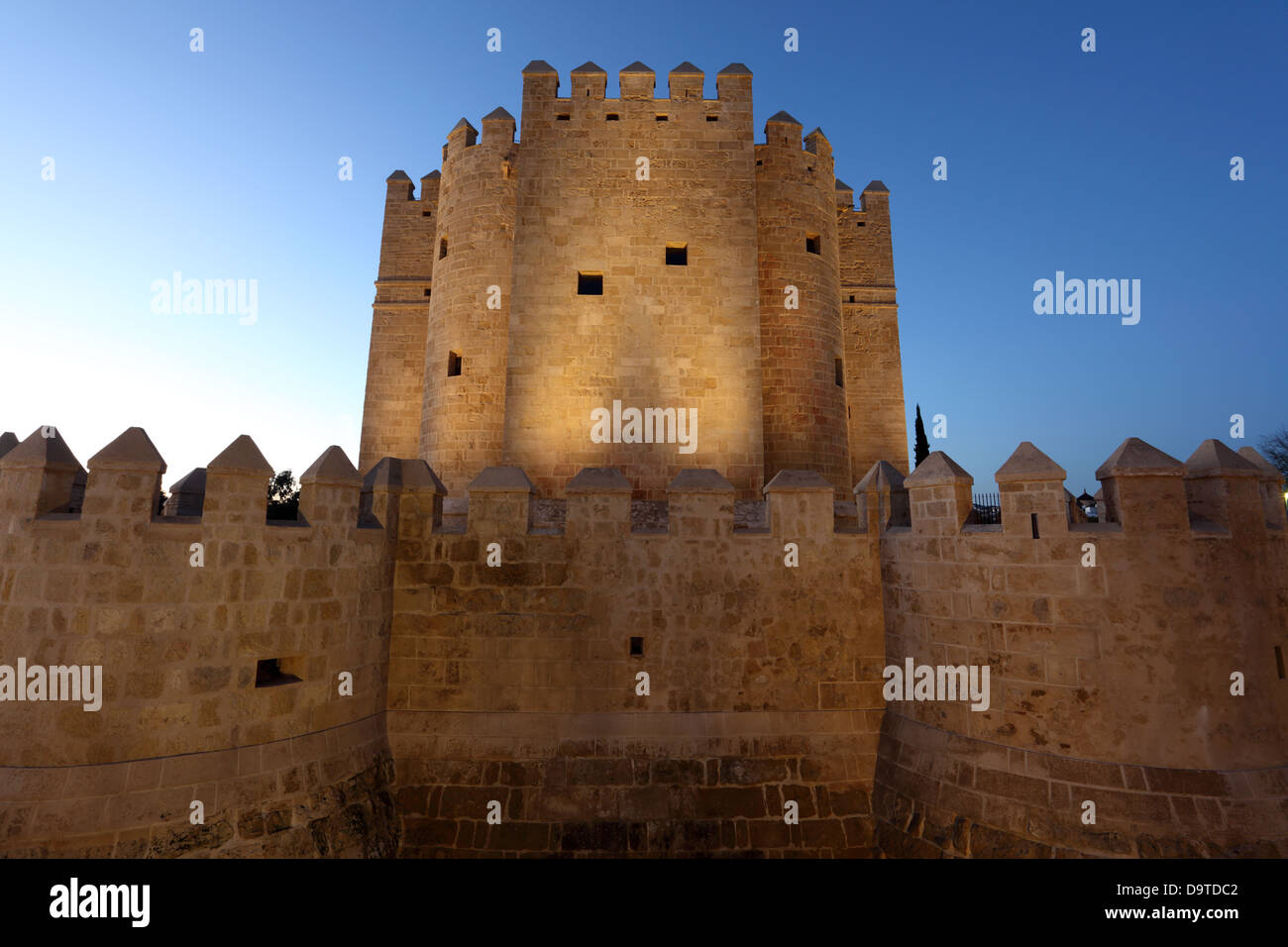 Calahorra Turm nachts beleuchtet. Córdoba, Andalusien Spanien Stockfoto