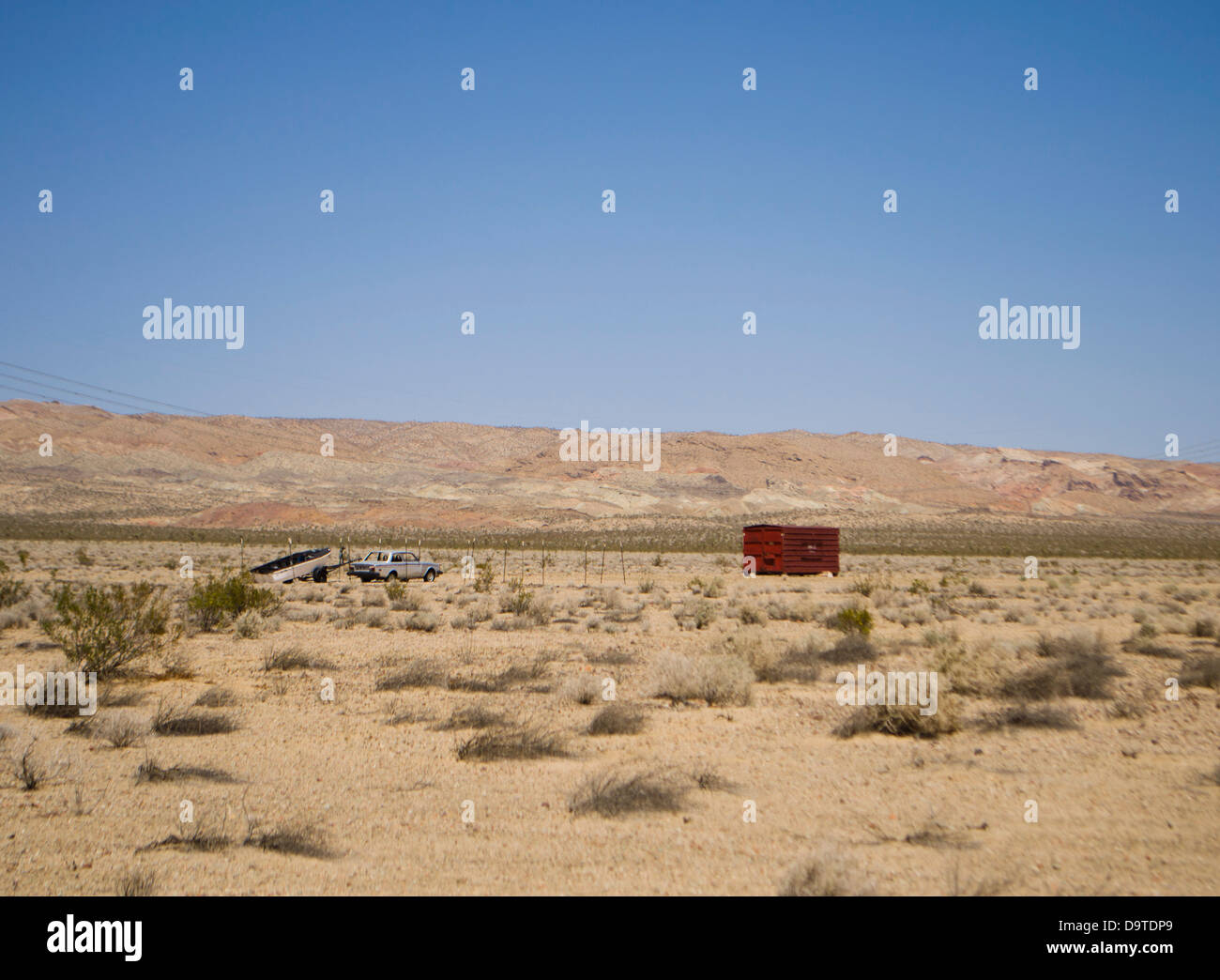 Auto und Anhänger in der Wüste Stockfoto