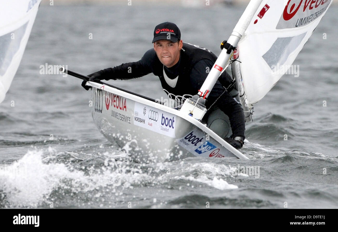 Philipp Buhl segelt in einem Wettbewerb im Rahmen des Medal Races während der Kieler Woche an der Ostsee in Kiel, Deutschland, 26. Juni 2013. Der Olympic-Klasse-Wettbewerbe sind bei der Kieler Woche mit Regatten enden. Foto: CARSTEN REHDER Stockfoto