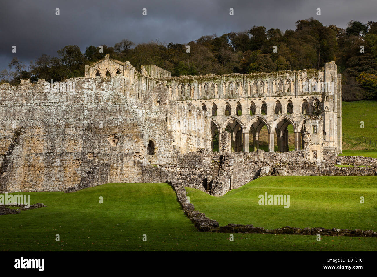 Rievaulx Abbey in der Nähe von Helmsley North Yorkshire unter einem Haevy Himmel. Stockfoto