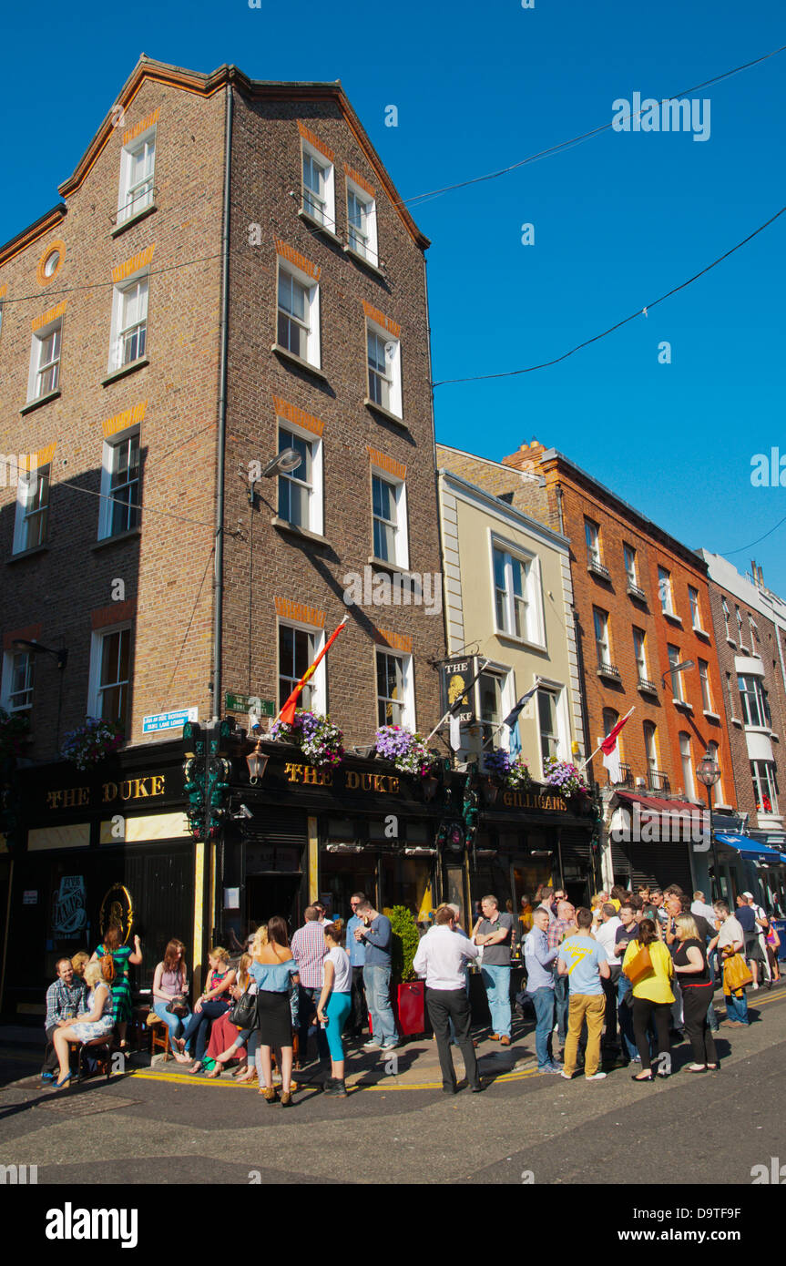 Menschen stehen vor The Duke Pub Duke Street Dublin Irland Mitteleuropa Stockfoto