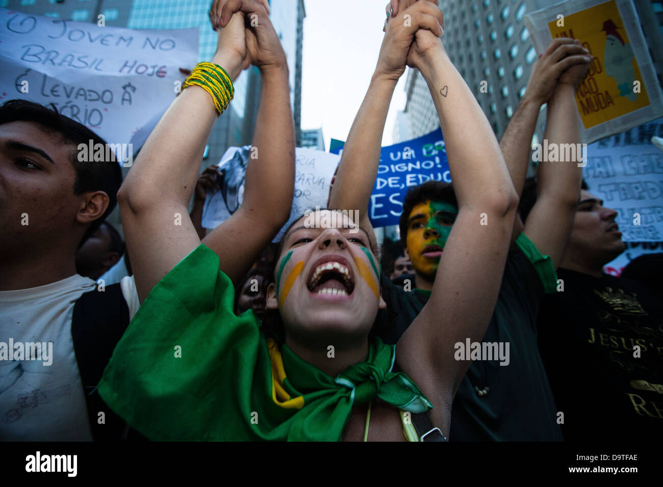 Brasilien, Rio De Janeiro Innenstadt, junge Menschen, Hände Arme nach oben und Nationalhymne singen zu protestieren Stockfoto